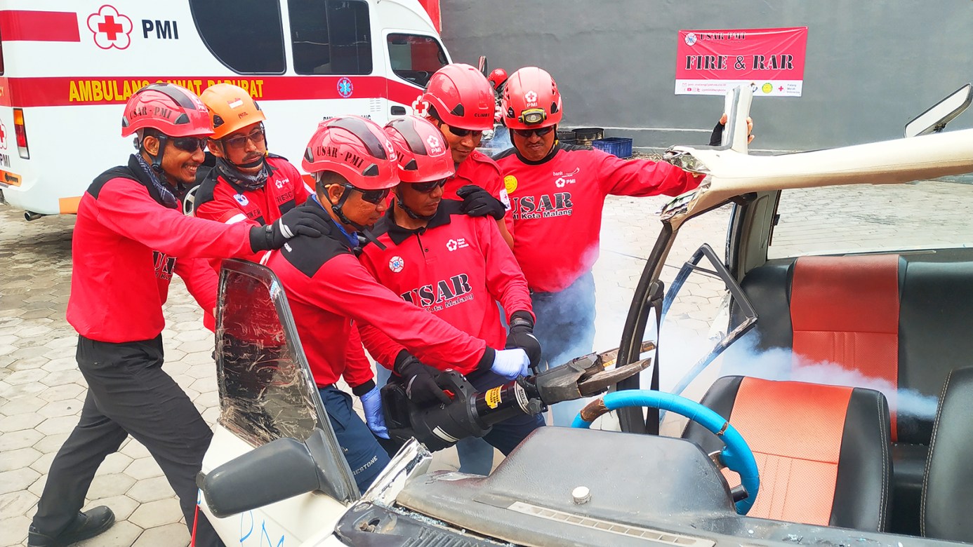 first aid accident kecelakaan diklat PMI PMR KSR relawan palembang korps Red Cross Indonesia website