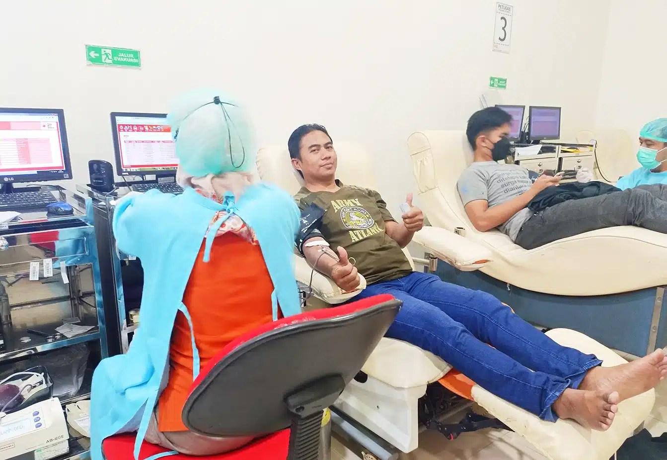 Relawan-PMI-PMR-KSR-palembang-donor-darah-warga-bantuan-bencana-Indonesian-red-cross-bulan-sabit-Palang-Merah